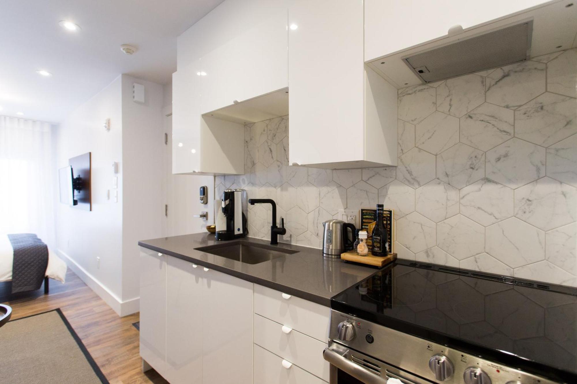 Scandinavian Studio With Full Kitchen And Bath By Den Stays Montréal Rom bilde